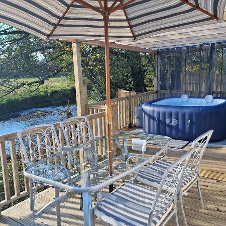 Отель Riverside Cabin At Pen-Y-Bont Mill Озуэстри Экстерьер фото