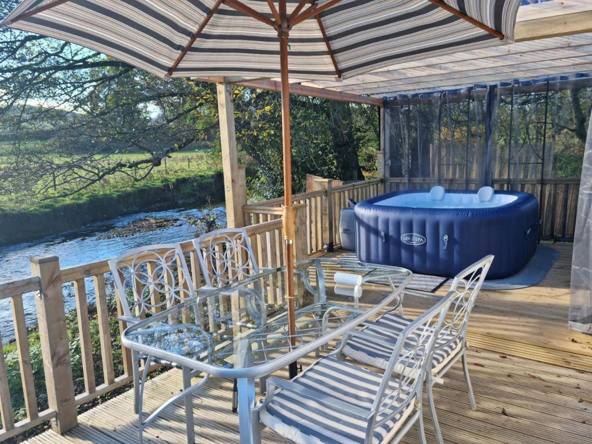 Отель Riverside Cabin At Pen-Y-Bont Mill Озуэстри Экстерьер фото