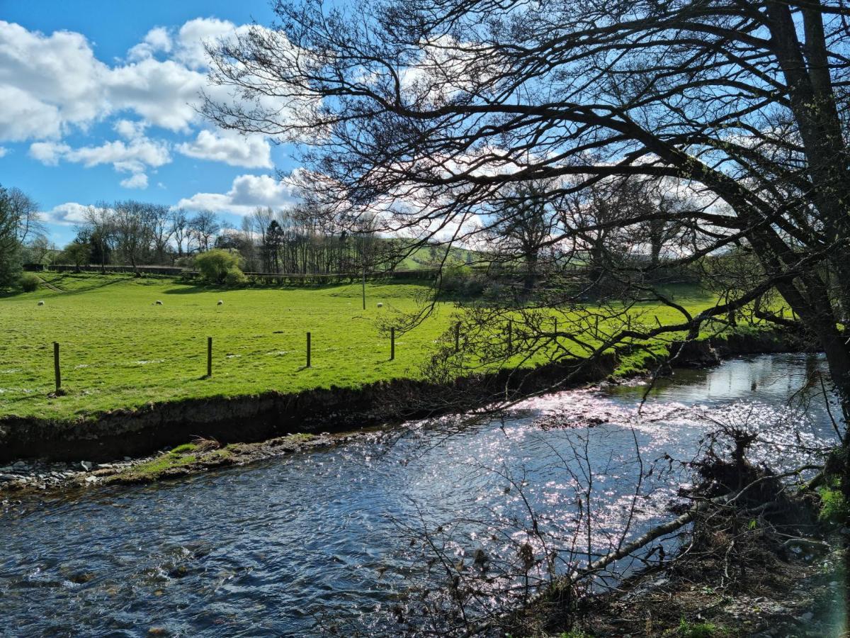 Отель Riverside Cabin At Pen-Y-Bont Mill Озуэстри Экстерьер фото
