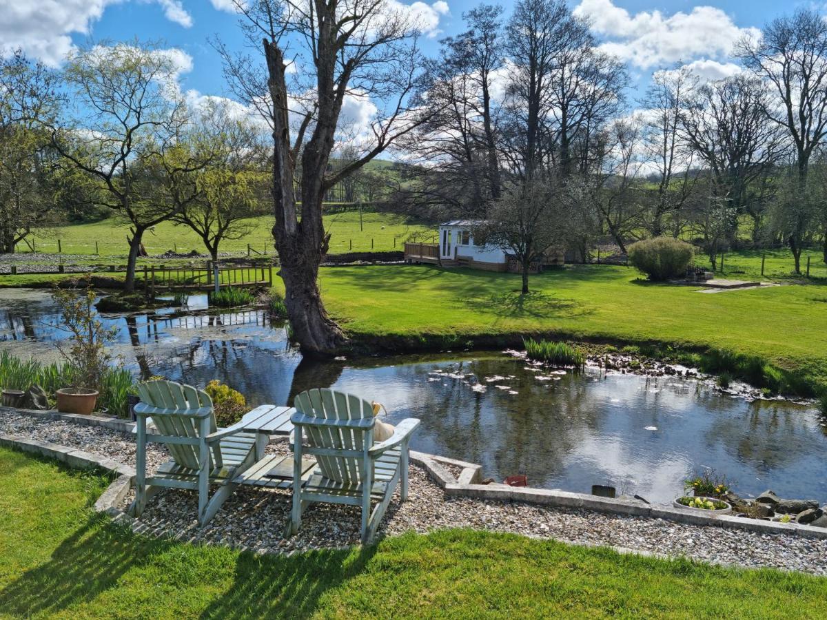 Отель Riverside Cabin At Pen-Y-Bont Mill Озуэстри Экстерьер фото